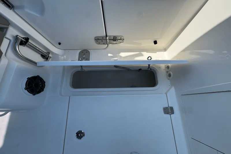 Slide: The Image of Boston Whaler 330 Vantage 2025 - 13