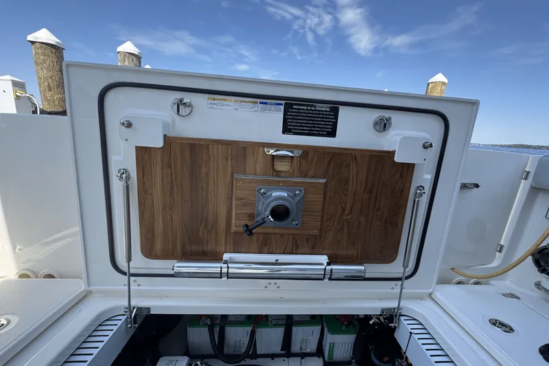 Slide: The Image of Boston Whaler 330 Vantage 2025 - 14