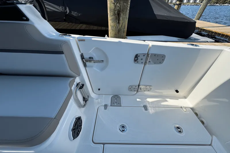 Slide: The Image of Boston Whaler 330 Vantage 2025 - 15