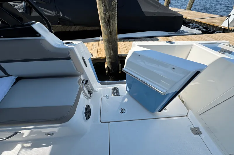 Slide: The Image of Boston Whaler 330 Vantage 2025 - 16