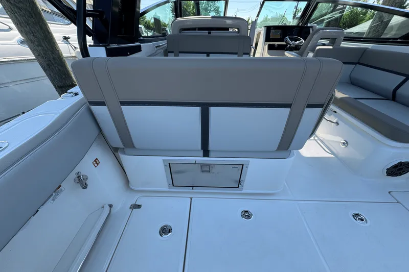 Slide: The Image of Boston Whaler 330 Vantage 2025 - 18