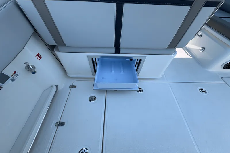 Slide: The Image of Boston Whaler 330 Vantage 2025 - 19