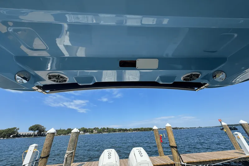 Slide: The Image of Boston Whaler 330 Vantage 2025 - 20