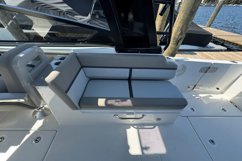 Slide: The Image of Boston Whaler 330 Vantage 2025 - 21