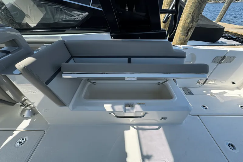 Slide: The Image of Boston Whaler 330 Vantage 2025 - 22