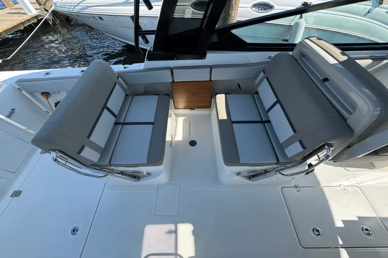 Slide: The Image of Boston Whaler 330 Vantage 2025 - 23