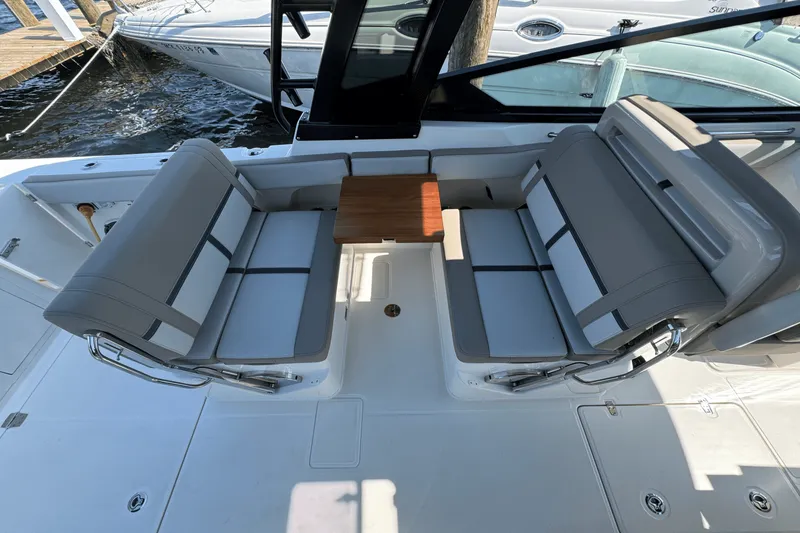 Slide: The Image of Boston Whaler 330 Vantage 2025 - 24