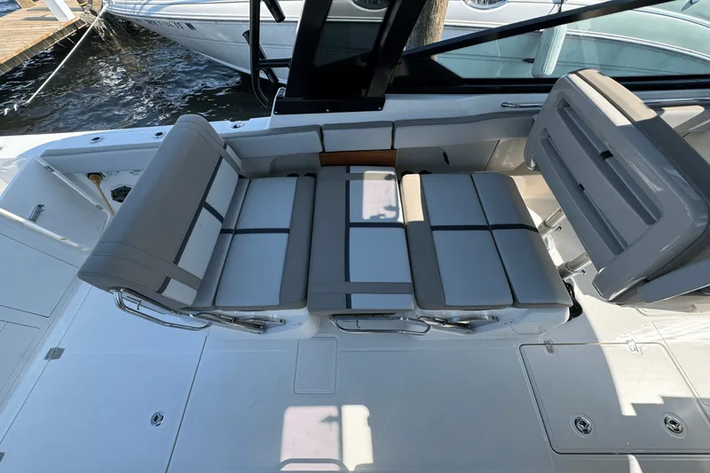 Slide: The Image of Boston Whaler 330 Vantage 2025 - 26