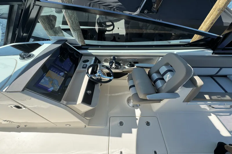 Slide: The Image of Boston Whaler 330 Vantage 2025 - 27