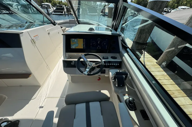 Slide: The Image of Boston Whaler 330 Vantage 2025 - 29