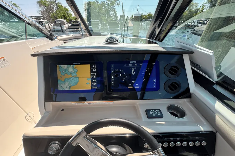 Slide: The Image of Boston Whaler 330 Vantage 2025 - 30