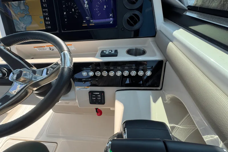 Slide: The Image of Boston Whaler 330 Vantage 2025 - 31