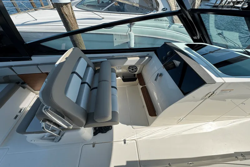 Slide: The Image of Boston Whaler 330 Vantage 2025 - 33