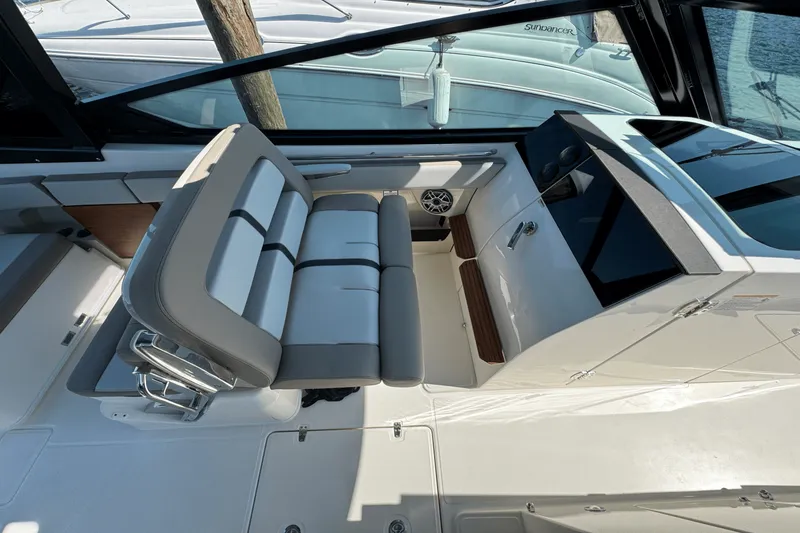 Slide: The Image of Boston Whaler 330 Vantage 2025 - 34