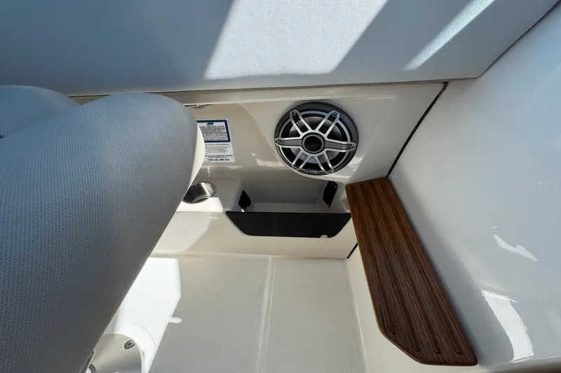 Slide: The Image of Boston Whaler 330 Vantage 2025 - 37