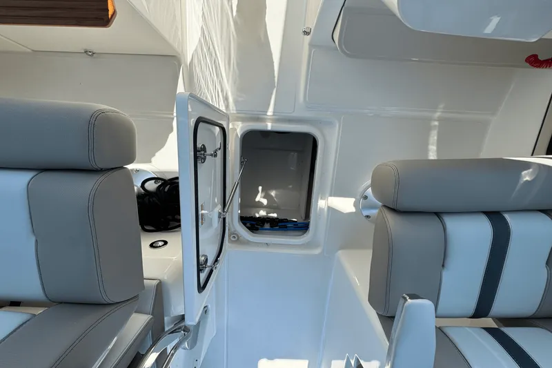 Slide: The Image of Boston Whaler 330 Vantage 2025 - 38