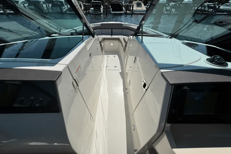 Slide: The Image of Boston Whaler 330 Vantage 2025 - 39
