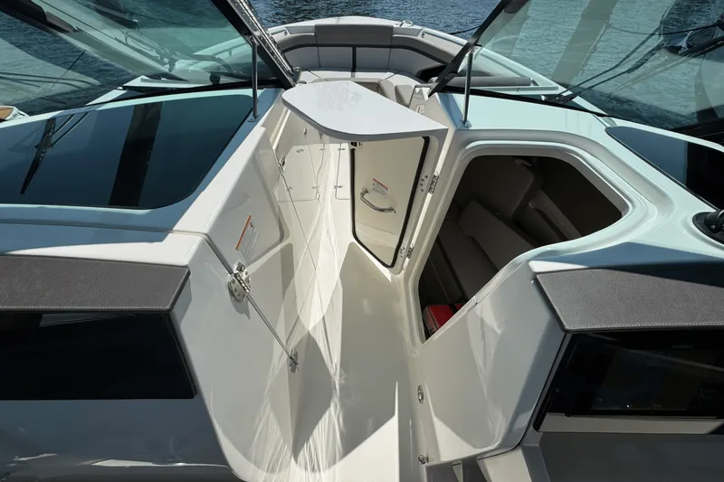 Slide: The Image of Boston Whaler 330 Vantage 2025 - 40