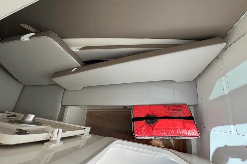 Slide: The Image of Boston Whaler 330 Vantage 2025 - 41