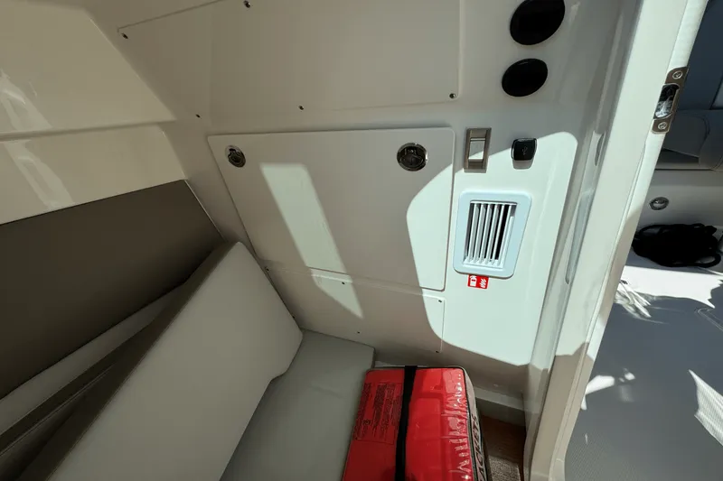 Slide: The Image of Boston Whaler 330 Vantage 2025 - 43