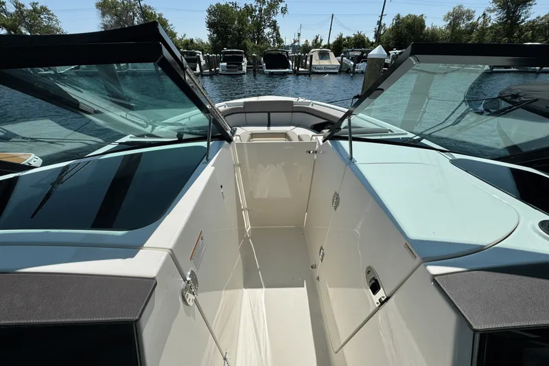 Slide: The Image of Boston Whaler 330 Vantage 2025 - 44