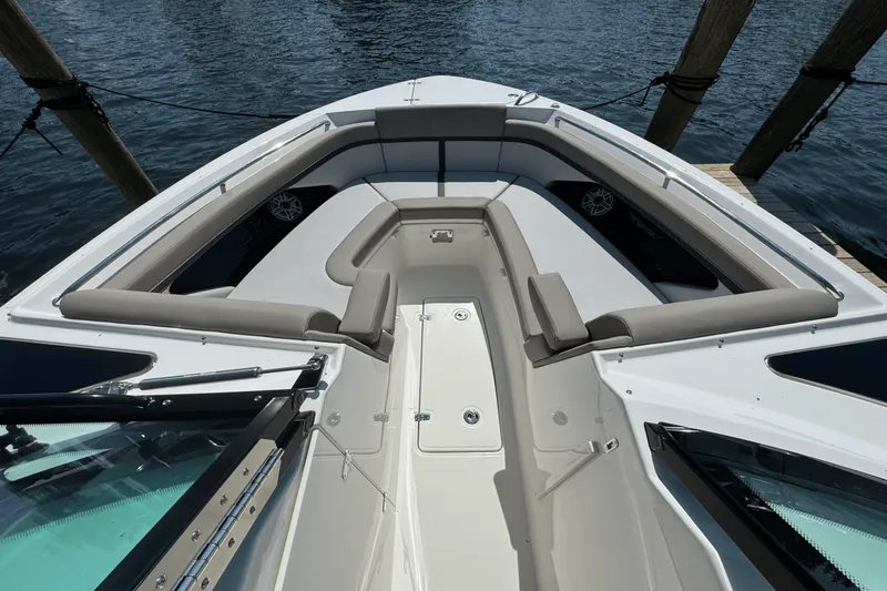 Slide: The Image of Boston Whaler 330 Vantage 2025 - 45