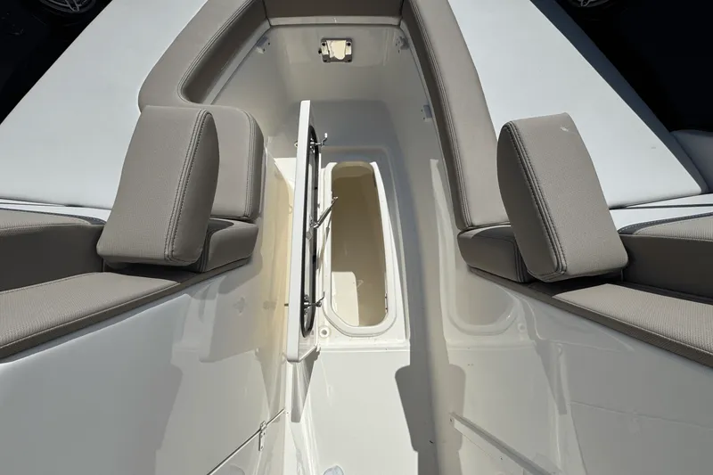 Slide: The Image of Boston Whaler 330 Vantage 2025 - 46