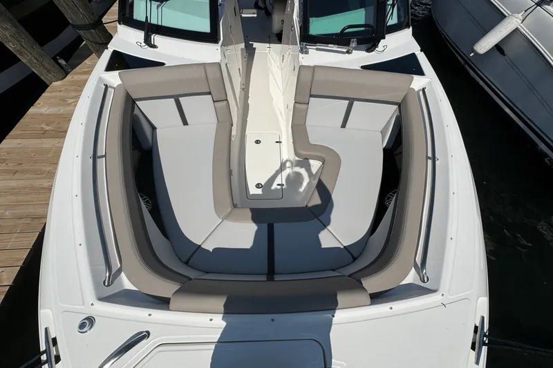 Slide: The Image of Boston Whaler 330 Vantage 2025 - 48