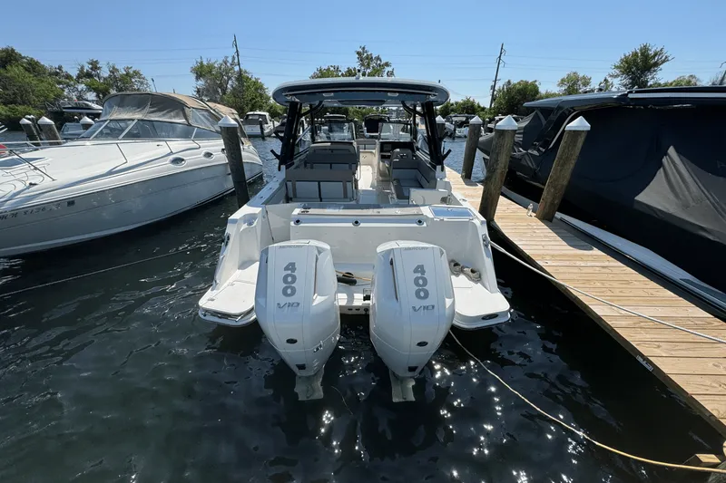 Slide: The Image of Boston Whaler 330 Vantage 2025 - 5