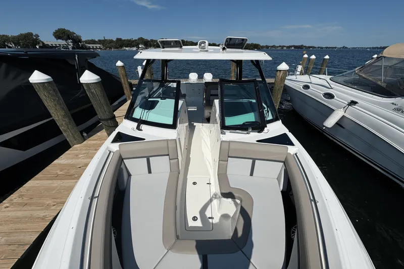 Slide: The Image of Boston Whaler 330 Vantage 2025 - 52