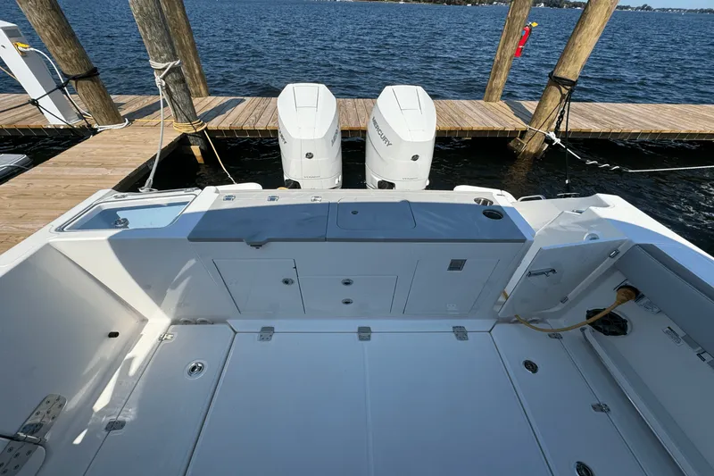 Slide: The Image of Boston Whaler 330 Vantage 2025 - 7