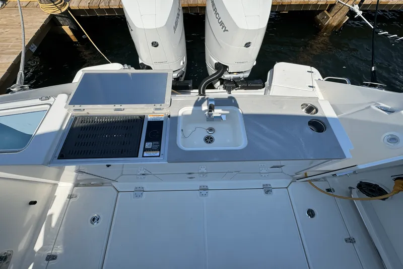 Slide: The Image of Boston Whaler 330 Vantage 2025 - 8