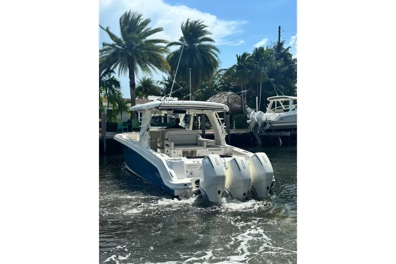 Slide: The Image of Boston Whaler 350 Realm 2021 - 34