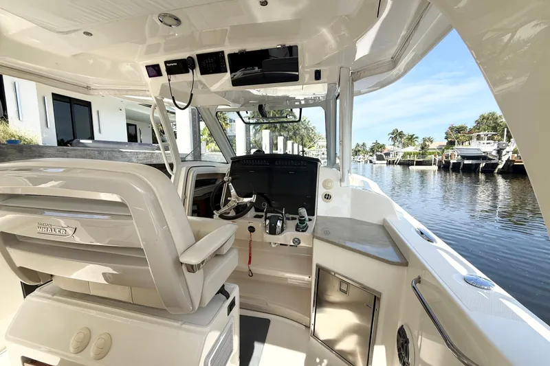 Slide: The Image of Boston Whaler 350 Realm 2021 - 14