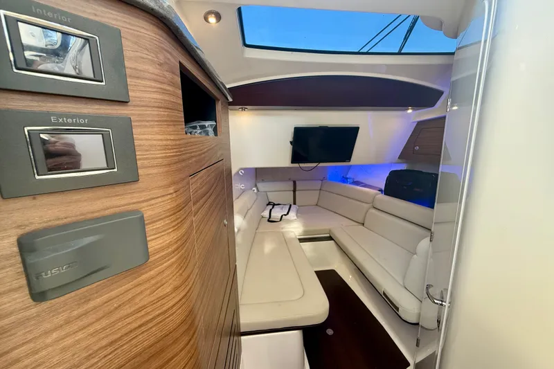 Slide: The Image of Boston Whaler 350 Realm 2021 - 26