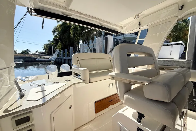 Slide: The Image of Boston Whaler 350 Realm 2021 - 15