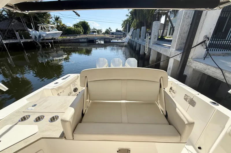 Slide: The Image of Boston Whaler 350 Realm 2021 - 19