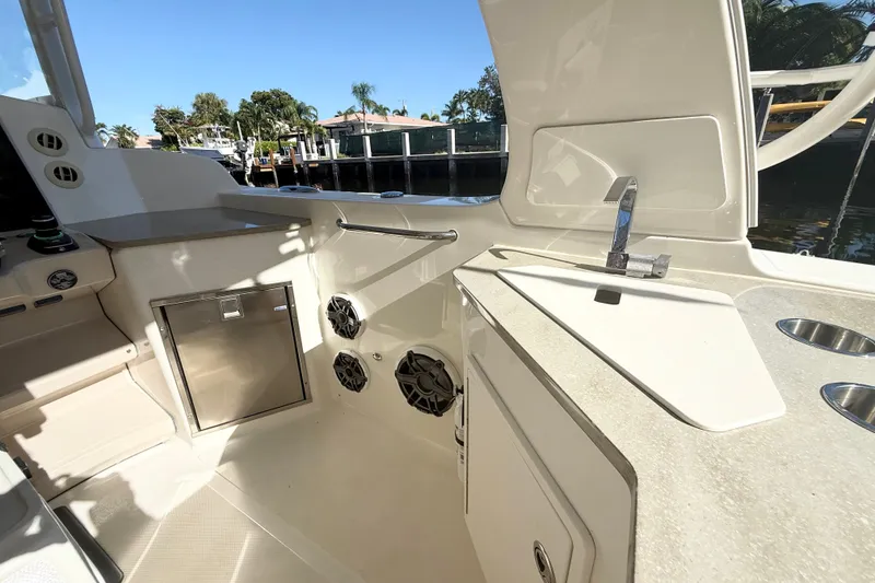 Slide: The Image of Boston Whaler 350 Realm 2021 - 16