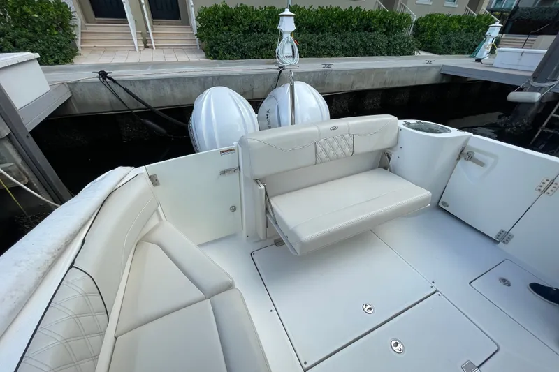 Slide: The Image of Regal 33 SAV 2022 - 10