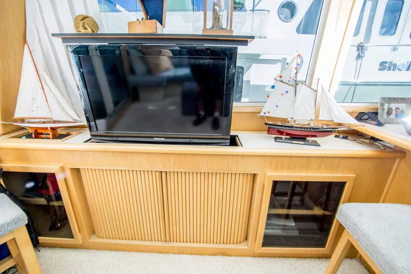 Slide: The Image of Navigator 53 pilothouse 1999 - 24