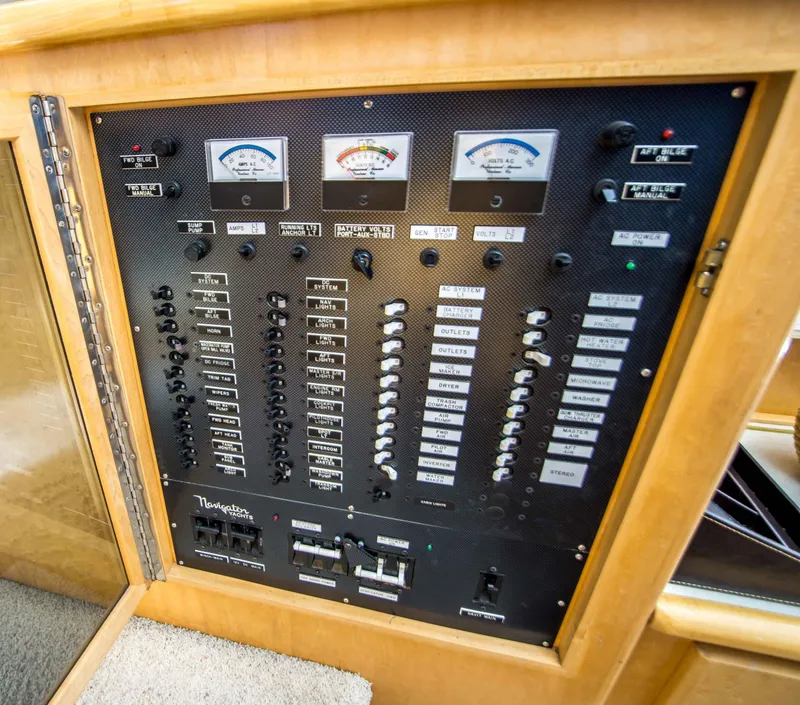 Slide: The Image of Navigator 53 pilothouse 1999 - 29