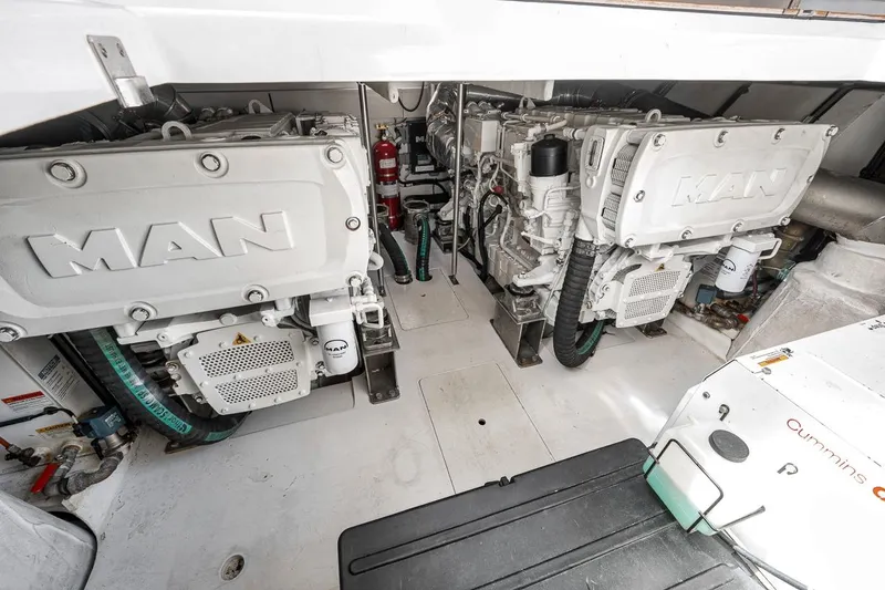 Slide: The Image of Azimut 55 2019 - 32