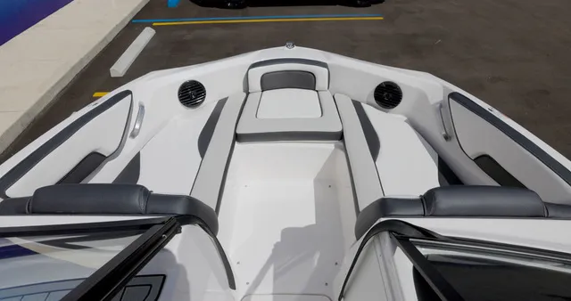 Slide: The Image of Yamaha 195S 2026 - 13