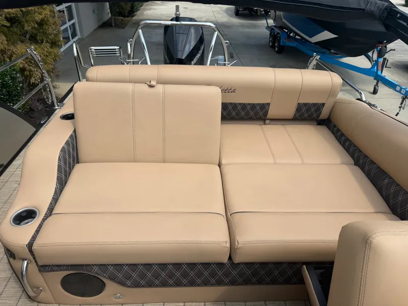Slide: The Image of Lusso 25U 2022 - 4