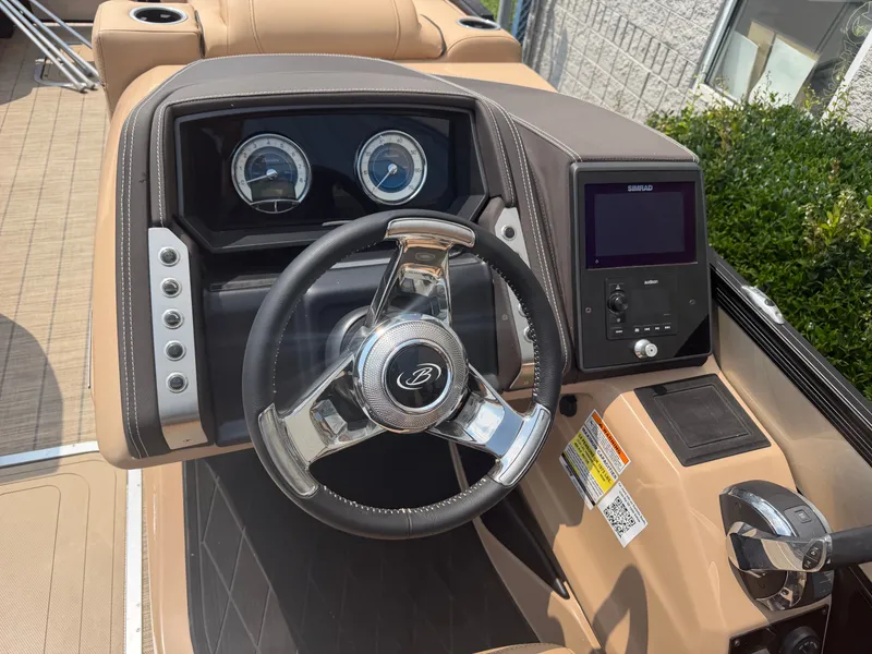 Slide: The Image of Lusso 25U 2022 - 7