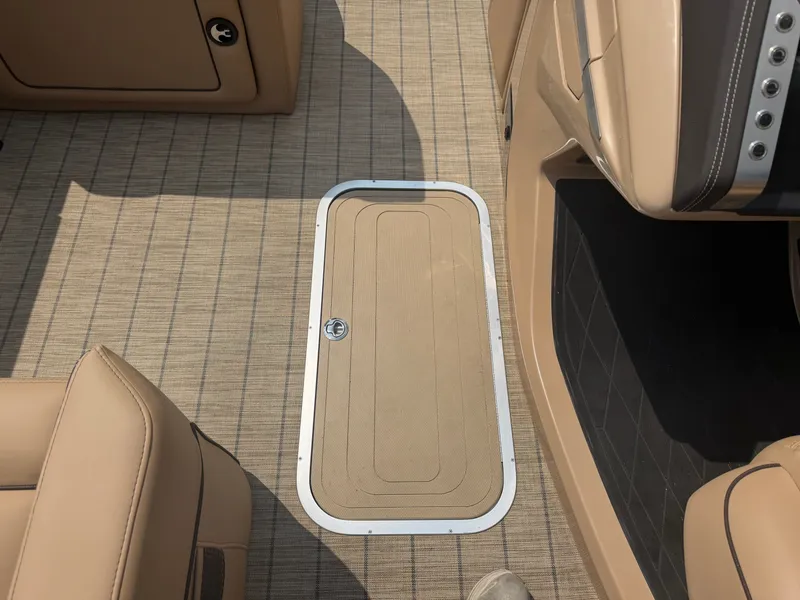 Slide: The Image of Lusso 25U 2022 - 8