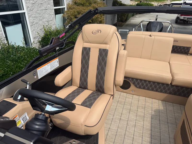 Slide: The Image of Lusso 25U 2022 - 6