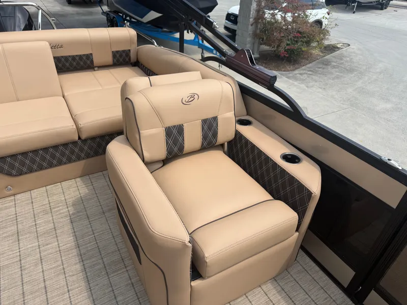 Slide: The Image of Lusso 25U 2022 - 5