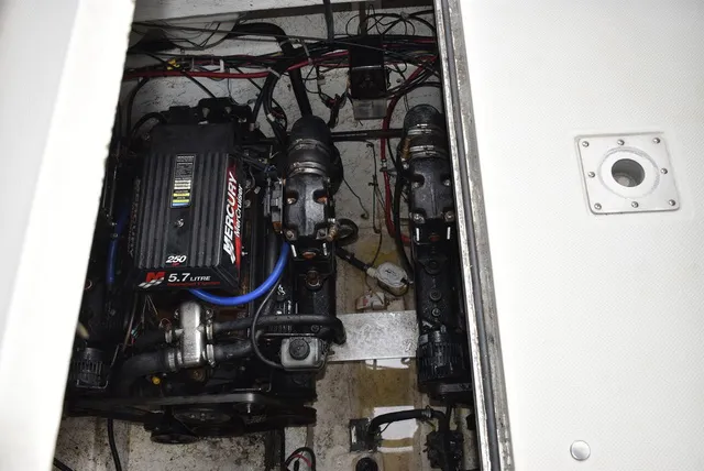 Slide: The Image of Bayliner Marine 3300 SCR Cruiser 2001 - 19