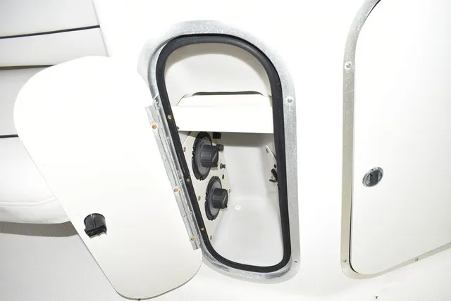 Slide: The Image of Bayliner Marine 3300 SCR Cruiser 2001 - 23
